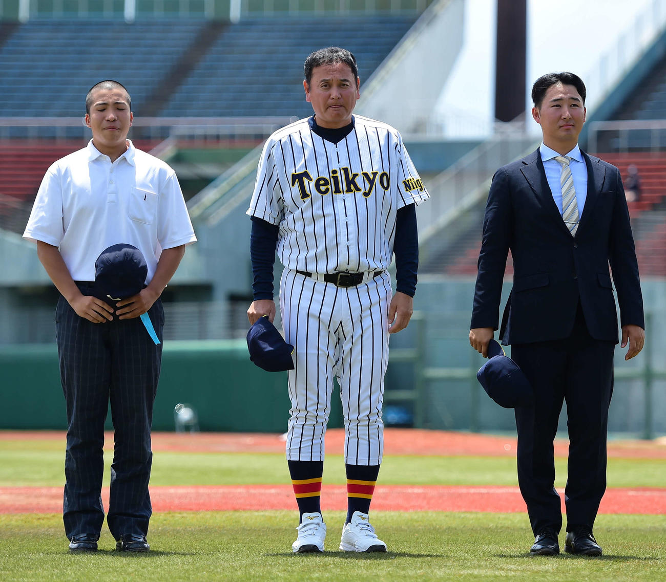 帝京長岡対東京都市大塩尻　監督就任後、初の北信越大会制覇に導いた帝京長岡・芝草監督（中央）