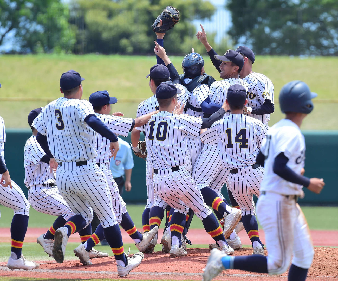 帝京長岡対東京都市大塩尻　初優勝を決め、マウンド上で歓喜の輪を作る帝京長岡ナイン
