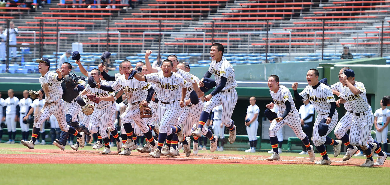 帝京長岡対東京都市大塩尻　試合後、笑顔でスタンドあいさつに向かう帝京長岡ナイン