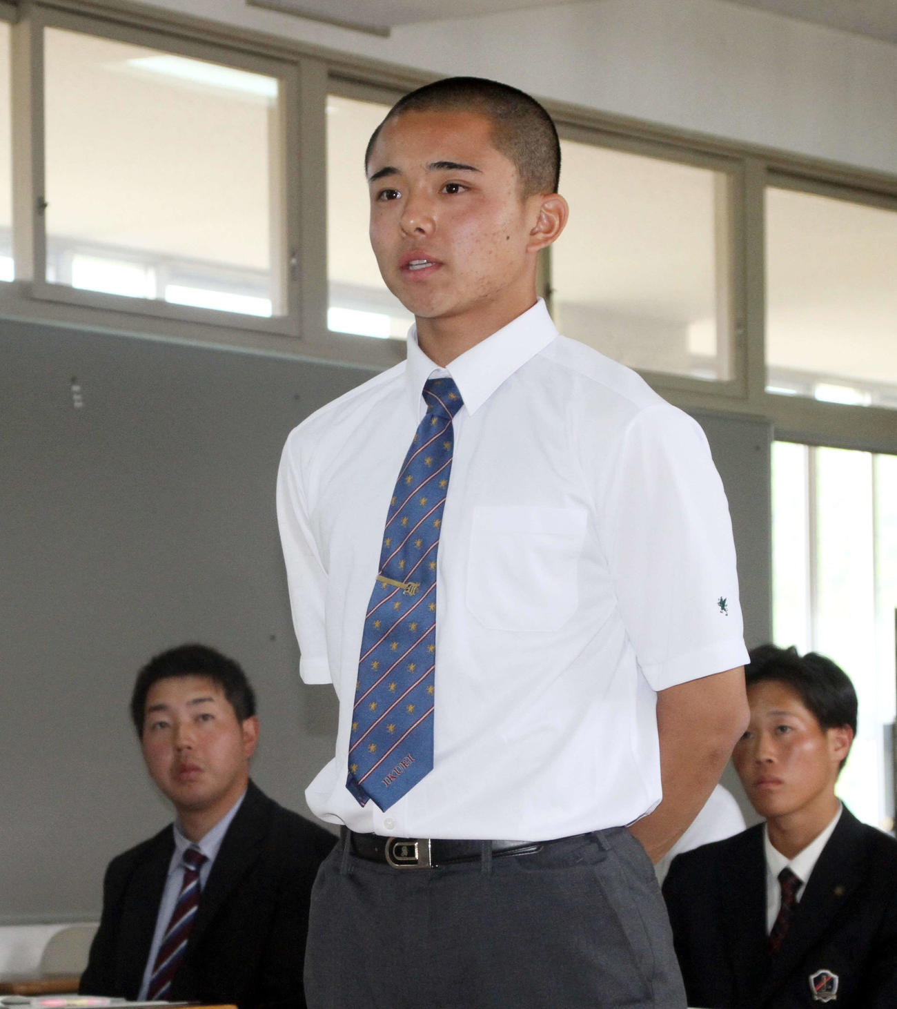 抽選会に臨む仙台育英・湯浅主将（撮影・木村有優）