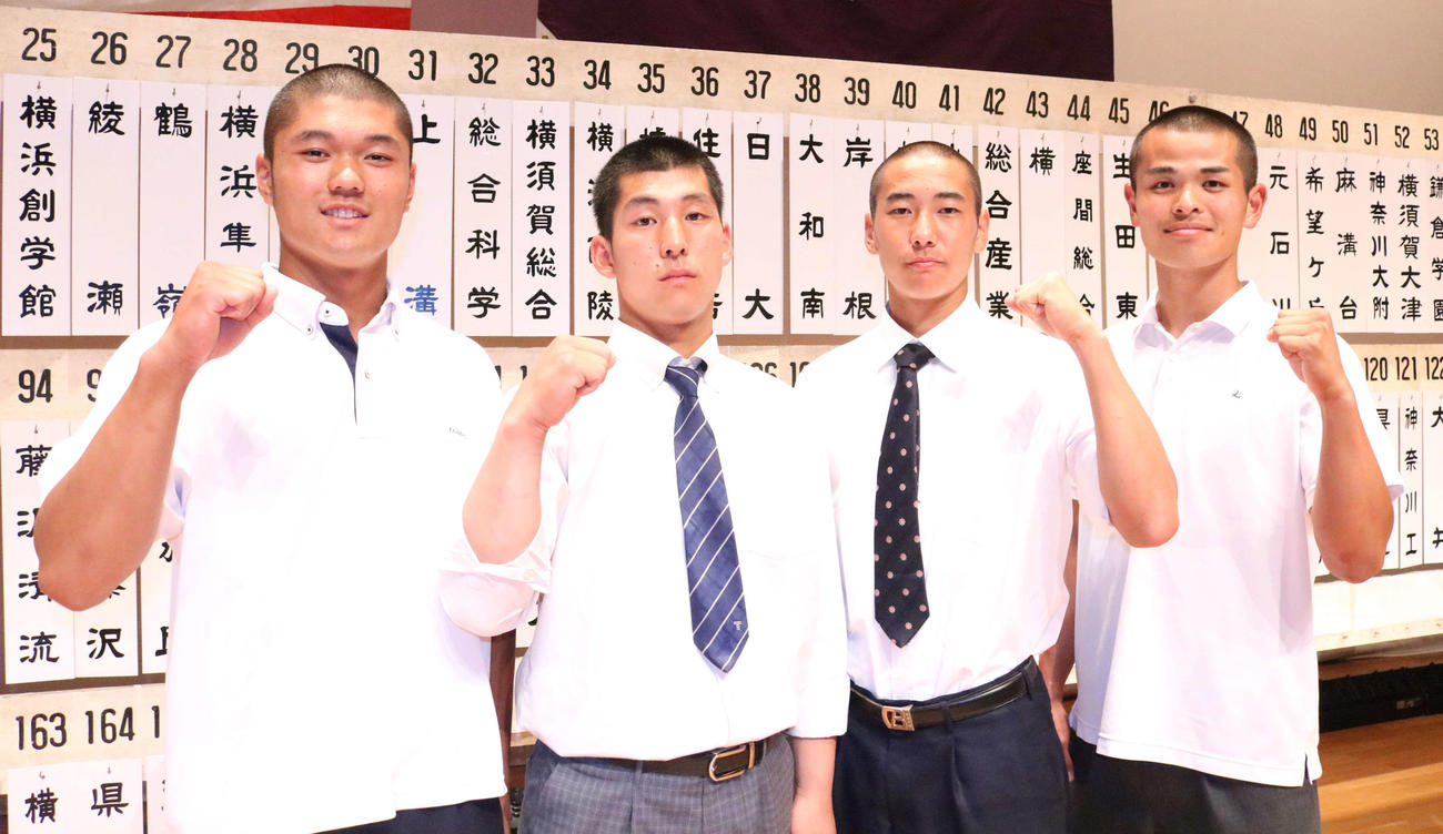神奈川大会抽選会で写真に納まる第1シードの左から横浜・阿部（2年）、東海大相模・木村（3年）、武相・仲宗根（3年）、向上・北野（3年）（撮影・水谷京裕）