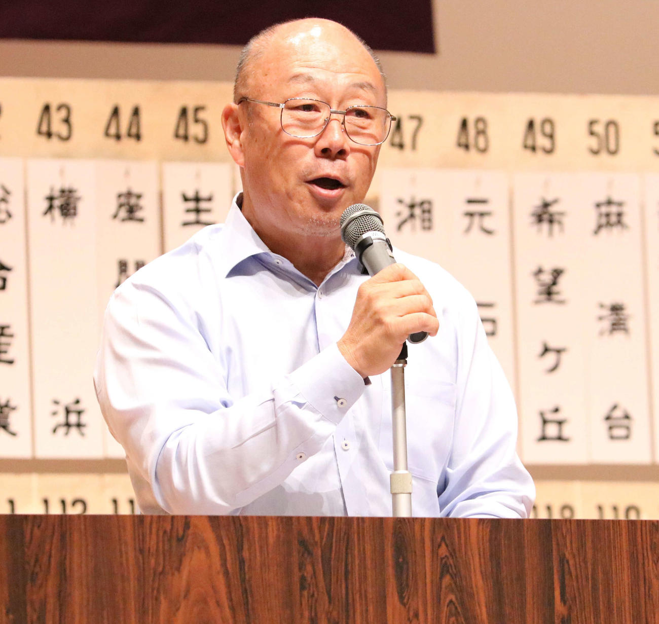 神奈川大会抽選会で選手らに向けて話す神奈川県高等学校野球連盟の榊原秀樹専務理事（撮影・水谷京裕）