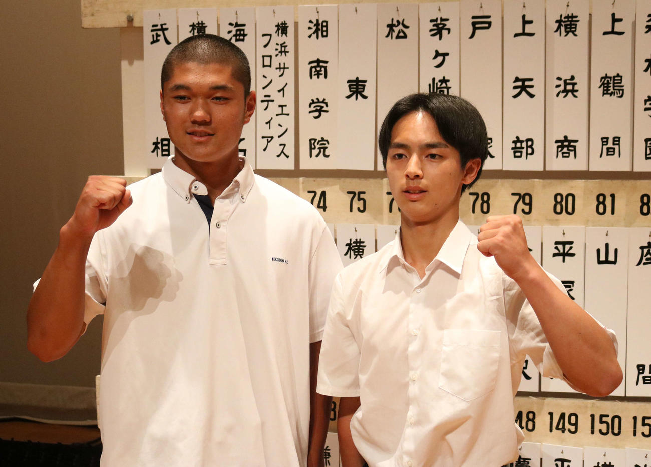 第106回全国高等学校野球選手権神奈川大会の抽選会後に写真に納まる横浜・阿部（左）と慶応・佐伯（撮影・野見山拓樹）