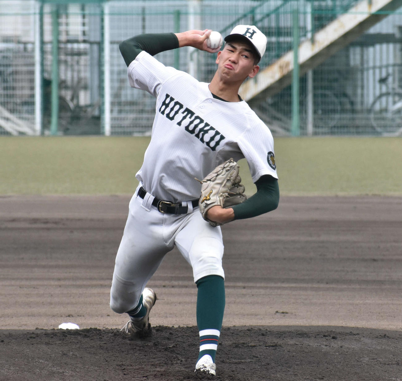 広陵戦に先発し、8回1失点と好投した報徳学園・今朝丸（撮影・古財稜明）