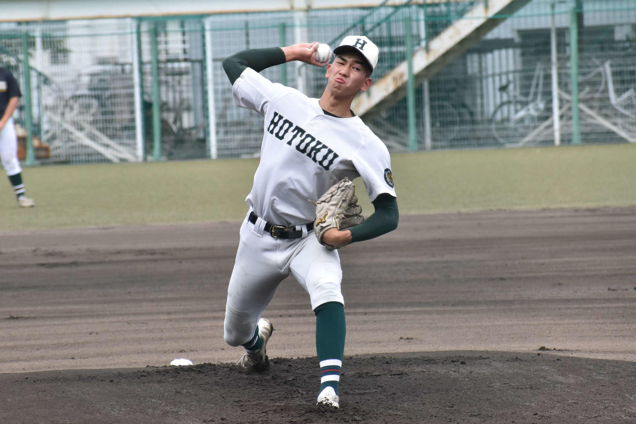 広陵戦に先発し、8回1失点と好投した報徳学園・今朝丸（撮影・古財稜明）