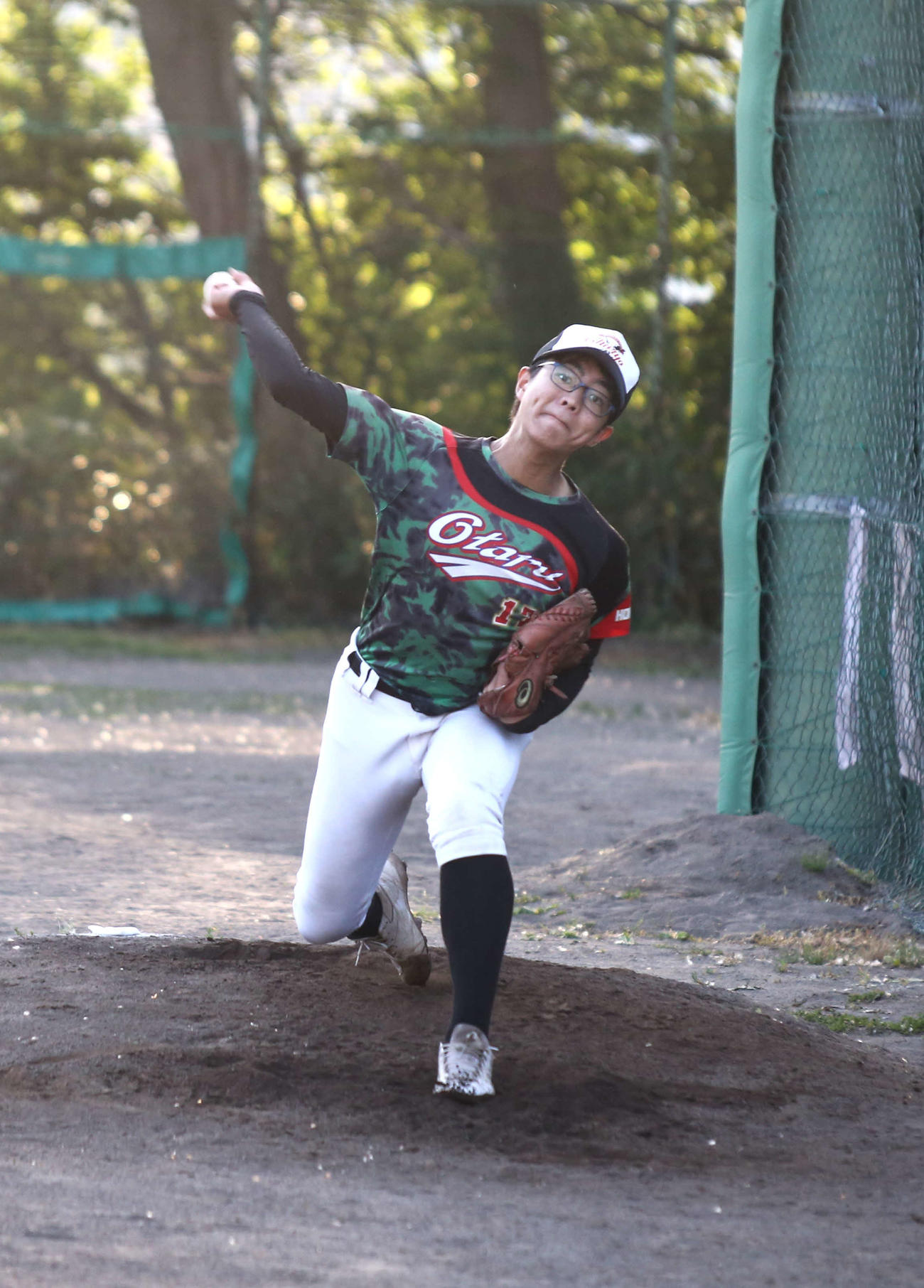 小樽潮陵の上林投手は投げ込みを行う（撮影・中島洋尚）