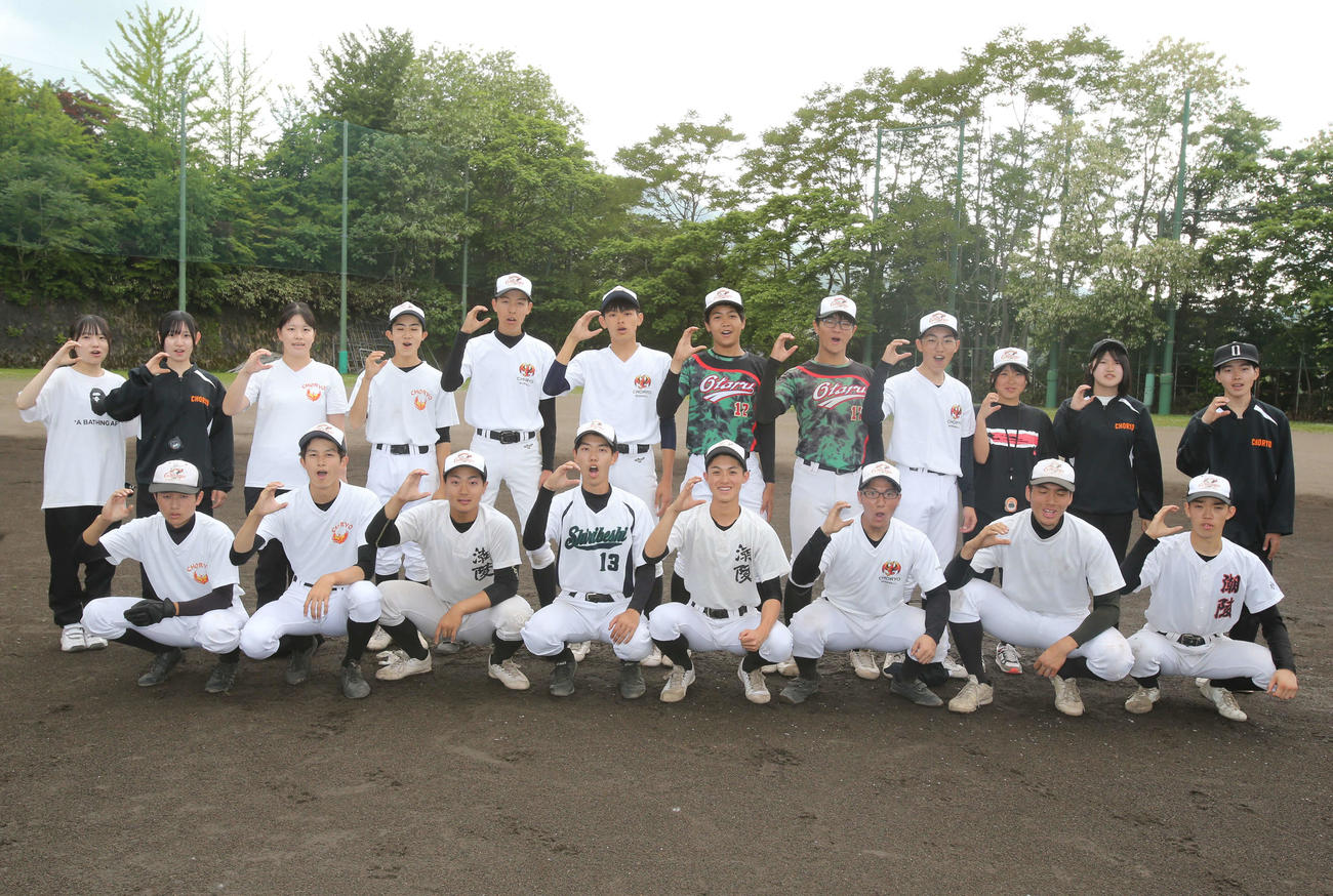小樽潮陵ナインは潮陵の“C”を右手で作り、笑顔で勝利を誓う（撮影・中島洋尚）