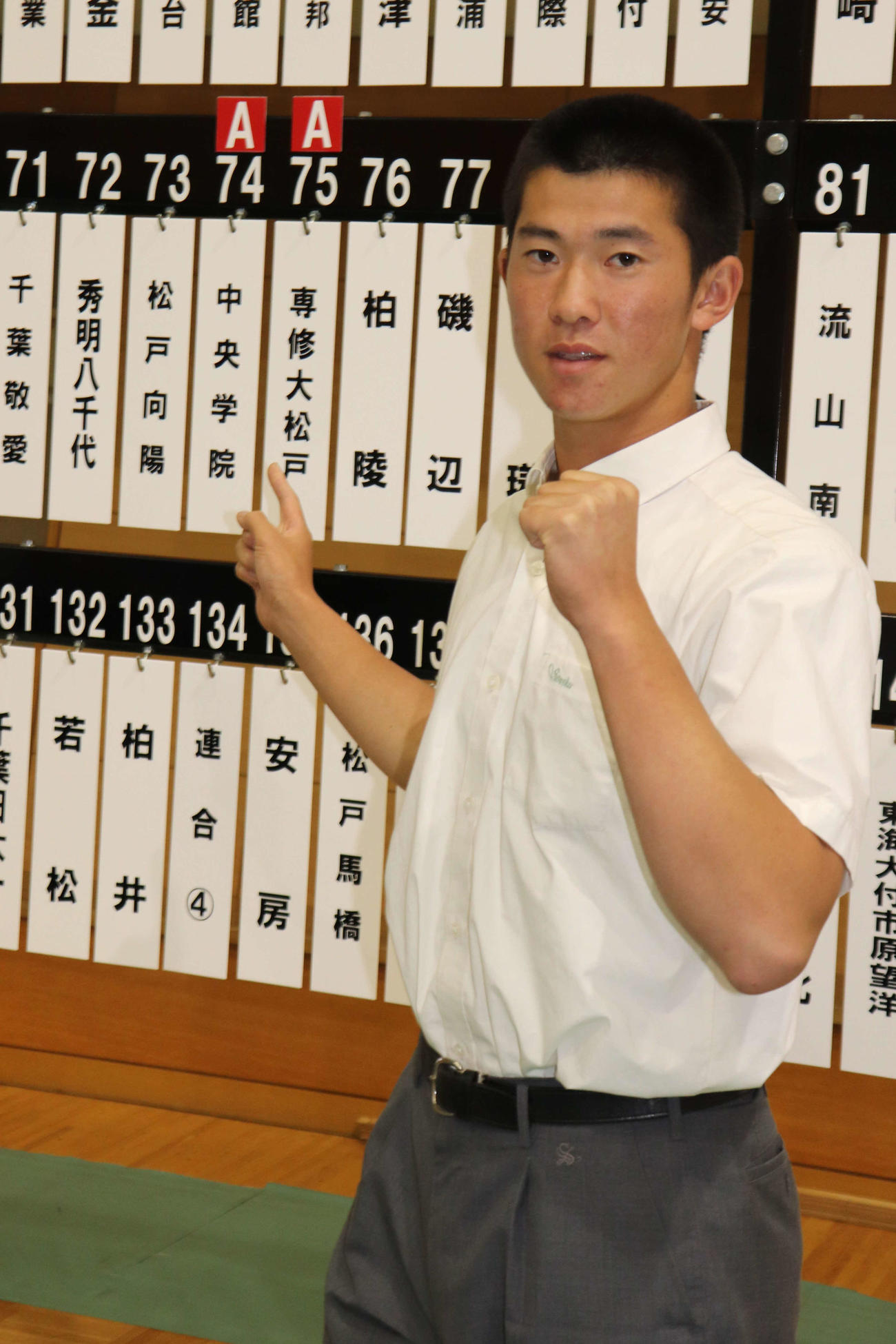 夏連覇に向け、ガッツポーズを見せる専大松戸の主将・中山（撮影・保坂淑子）