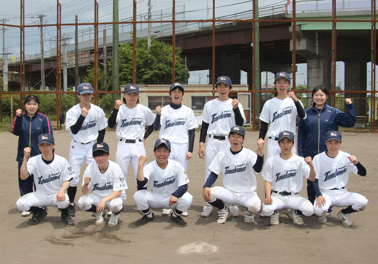 苫小牧西ナインは、笑顔とガッツポーズで勝利を誓う（撮影・中島洋尚）