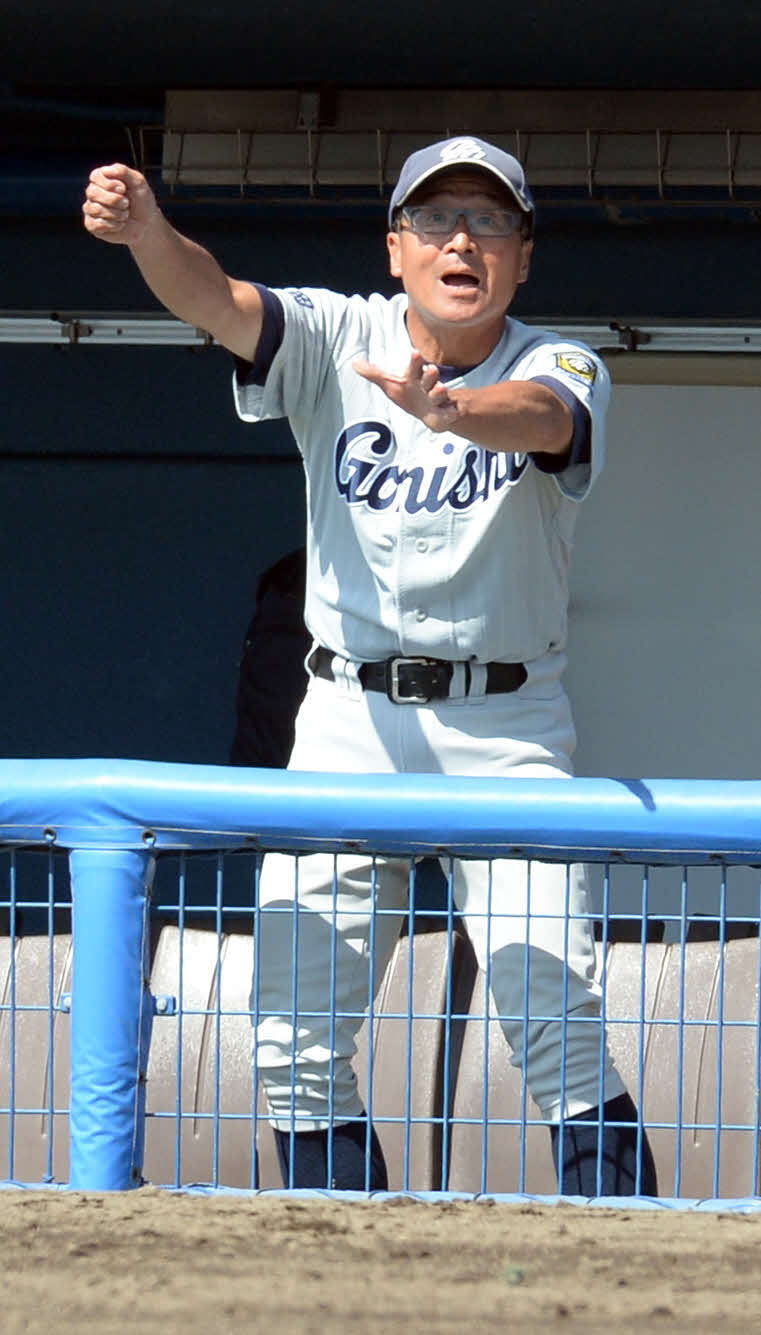 18年9月、秋季高校野球静岡県大会で指示を出す森下監督　