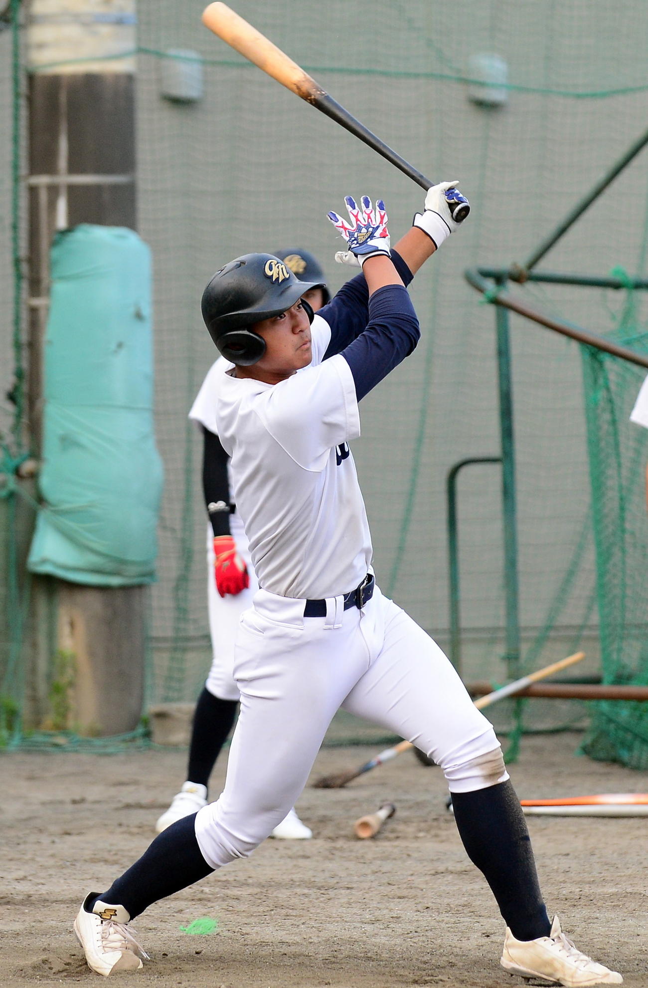 鋭い打球を外野に飛ばす御殿場西・岡本