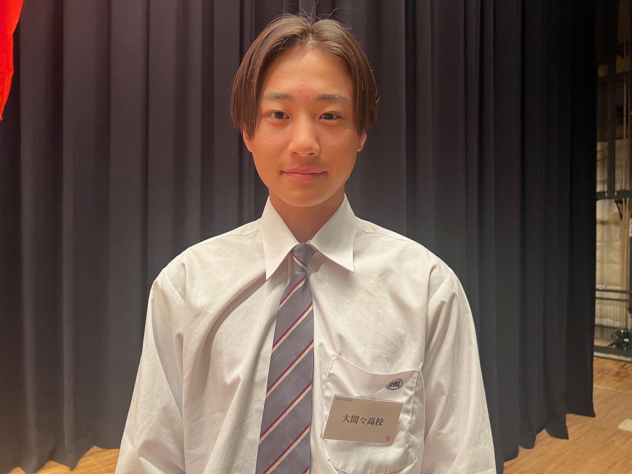 高校野球群馬大会抽選会の臨んだ大間々の田中結朔主将（撮影・金子真仁）