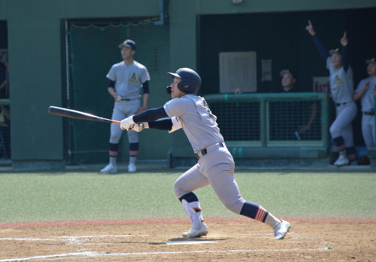 聖光学院対青森山田　9回裏青森山田1死二、三塁、中堅へサヨナラ犠飛を放つ橋場（撮影・濱本神威）