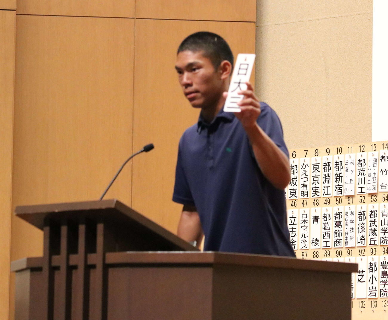 西東京大会の抽選会に参加した日大三・土井主将（撮影・水谷京裕）
