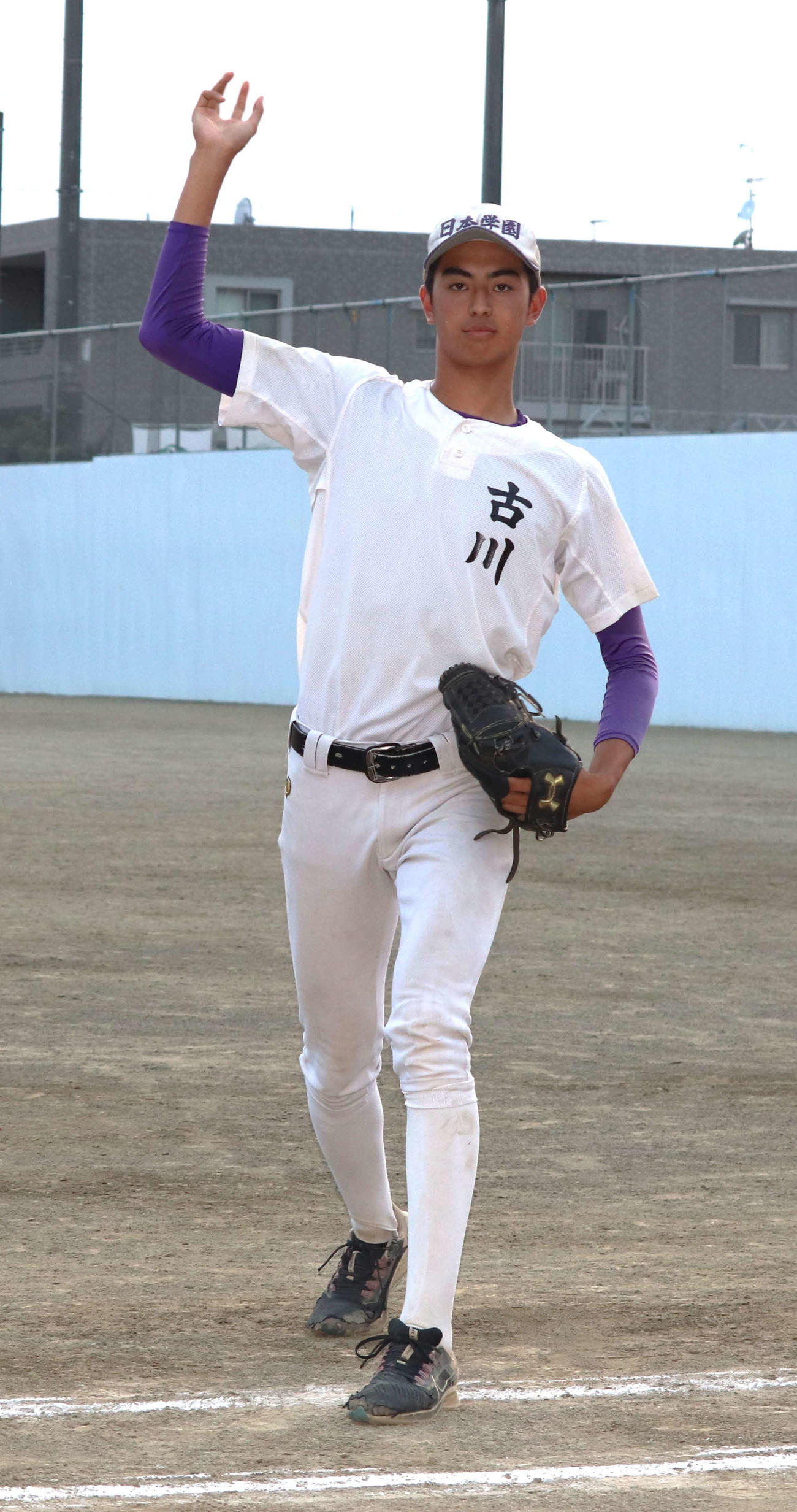 グラウンドでポーズを決める日本学園・古川（撮影・佐瀬百合子）