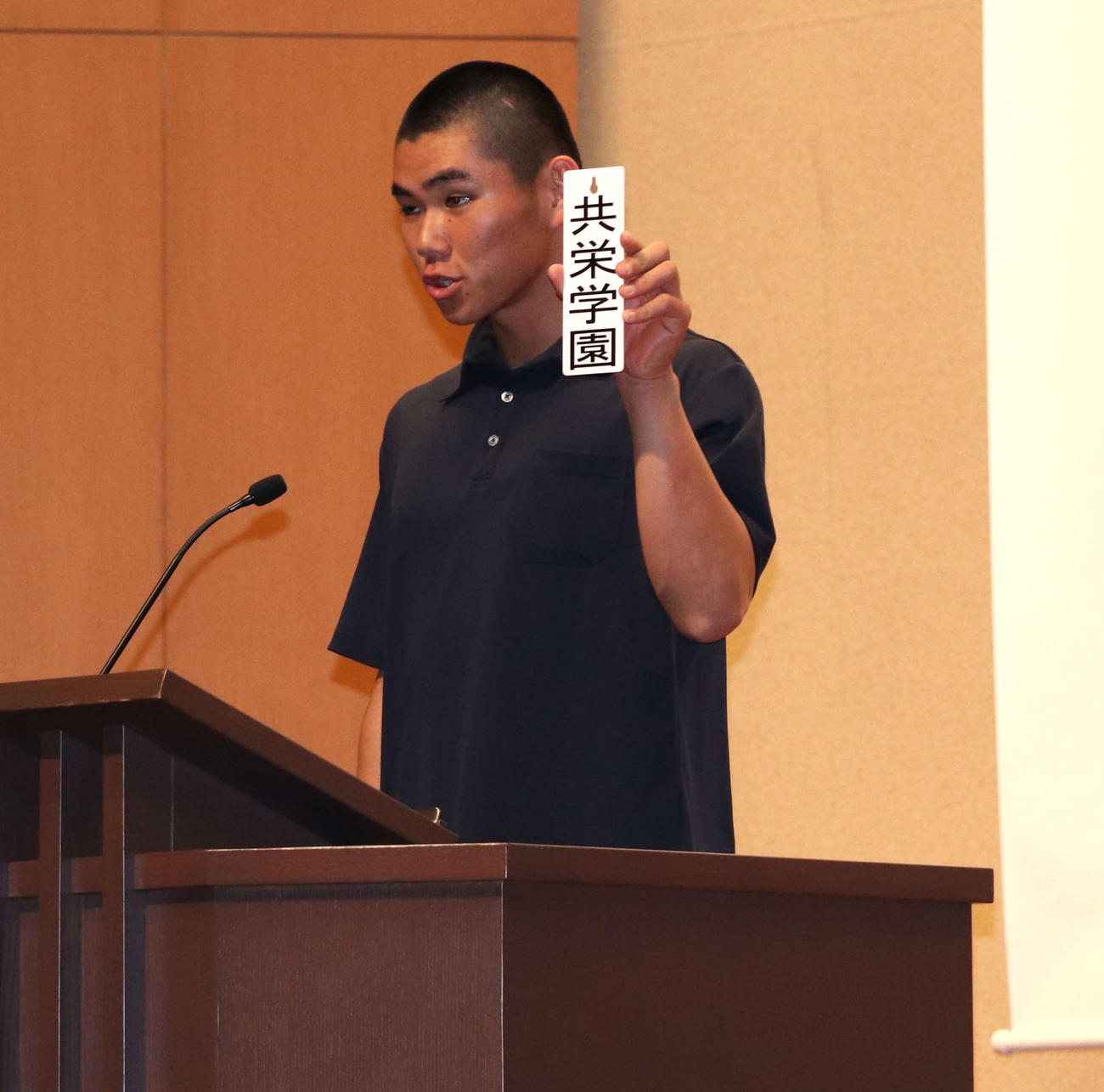 東東京大会抽選会で登壇する共栄学園・高橋主将（撮影・佐瀬百合子）