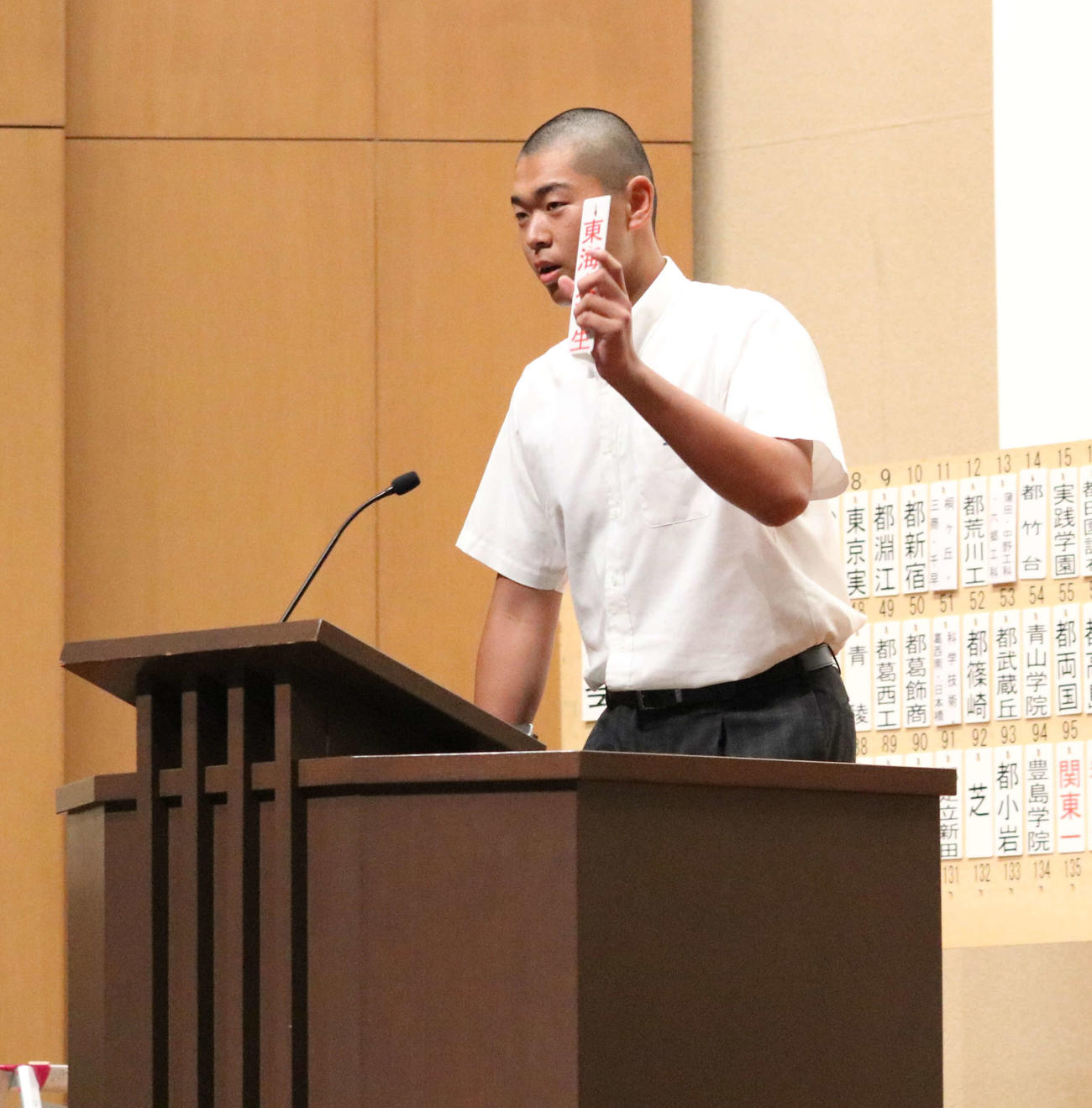 西東京大会の抽選会に参加した東海大菅生・宮本（撮影・水谷京裕）
