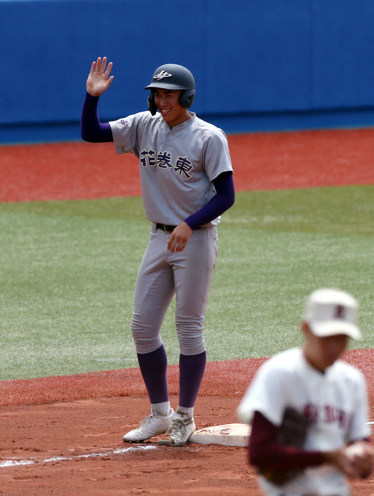 秋田商対花巻東　1回裏、先制の左越え適時三塁打を放ち、ベース上でベンチに向け笑顔を見せる花巻東・藤原（撮影・木村有優）