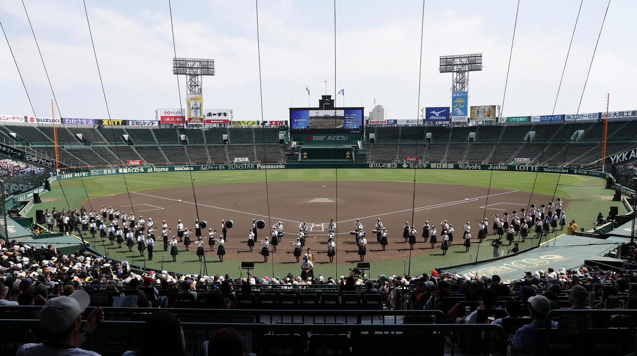 甲子園球場で演奏する近江の吹奏楽部（撮影・前田充）
