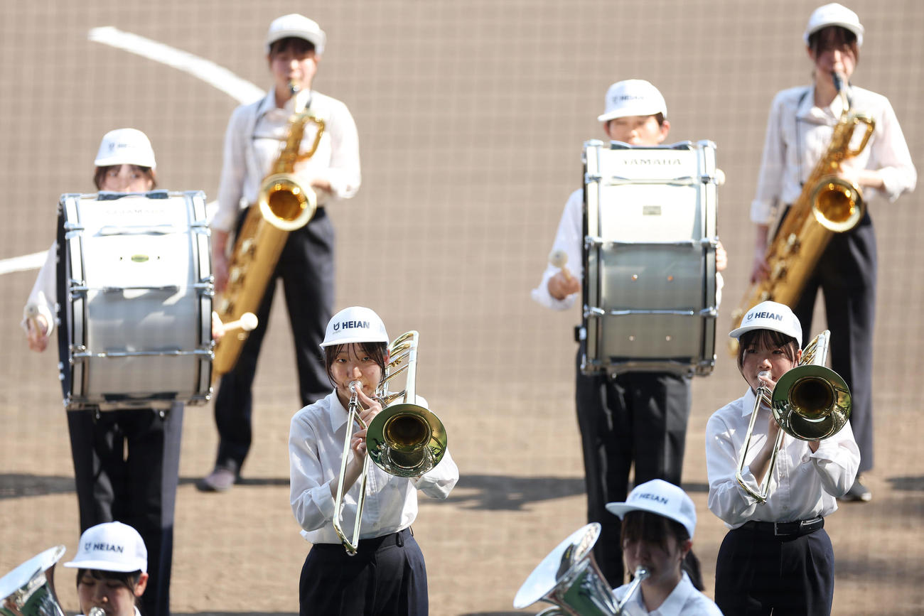 甲子園球場で演奏する龍谷大平安吹奏楽部（撮影・前田充）