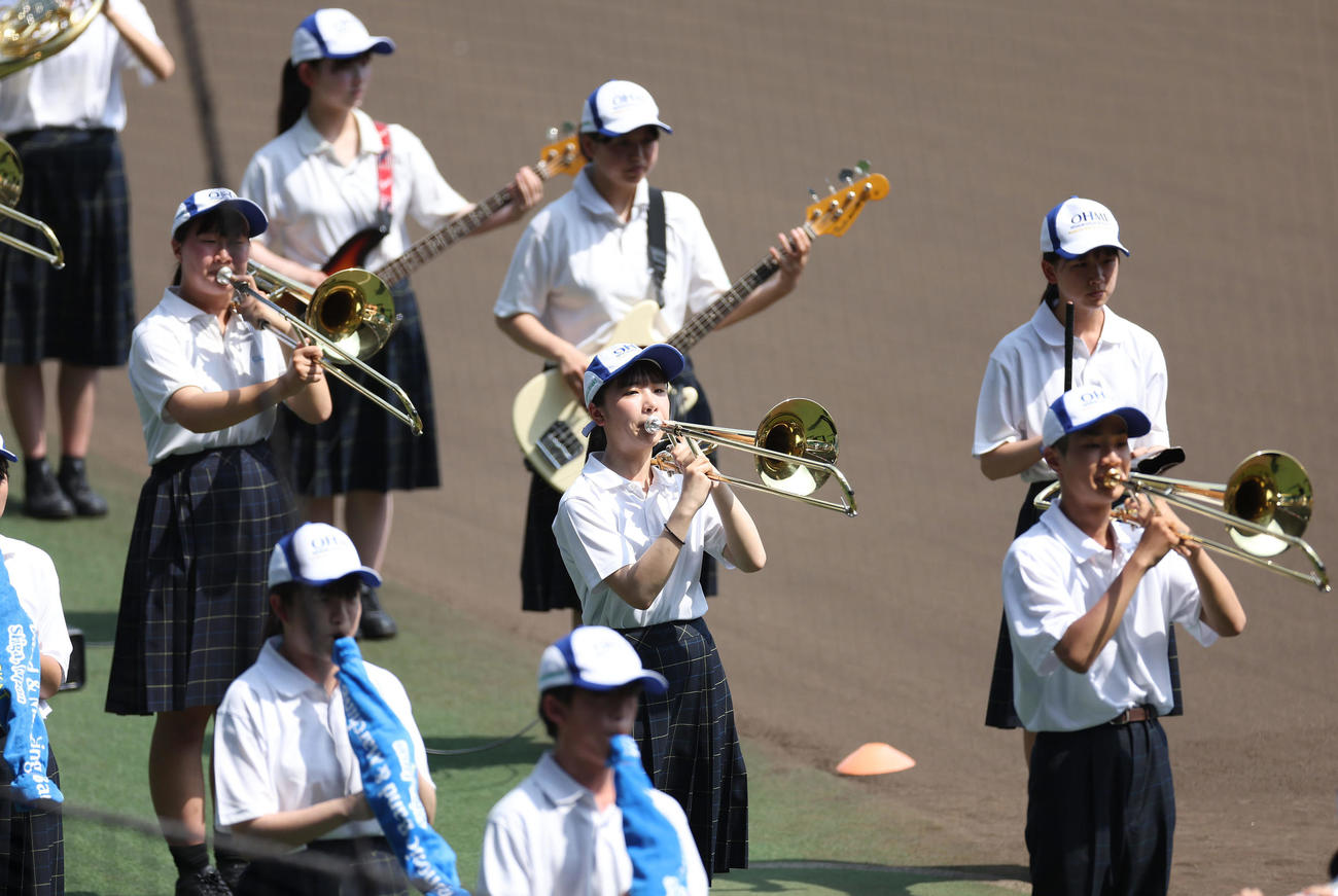 甲子園球場で演奏する近江吹奏楽部（撮影・前田充）