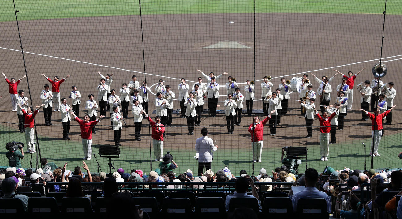 甲子園球場で演奏する淀川工科吹奏楽部（撮影・前田充）