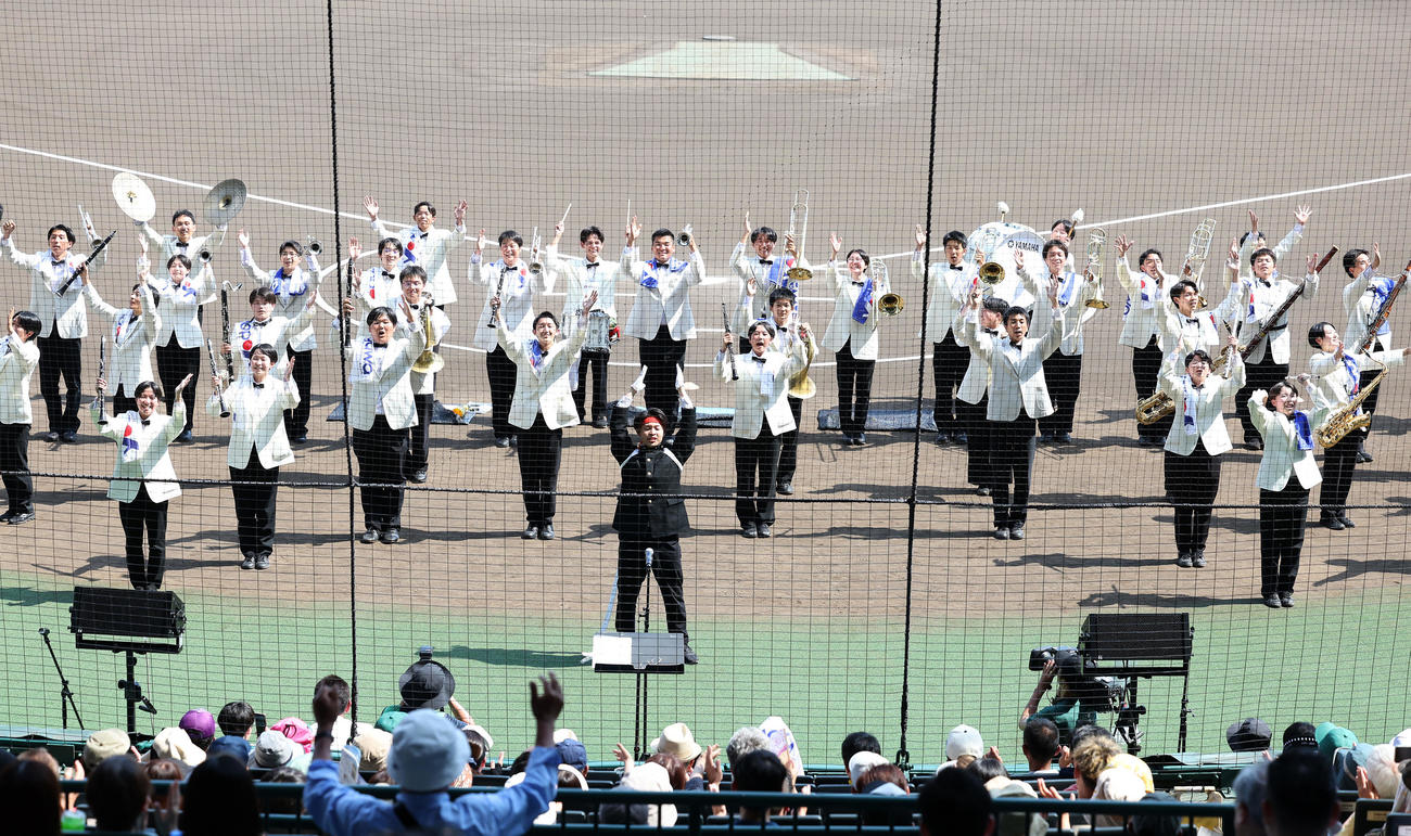 甲子園球場で演奏する淀川工科吹奏楽部（撮影・前田充）