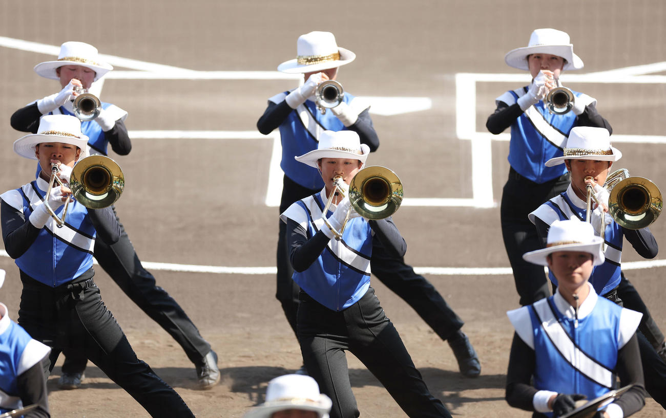 甲子園球場で演奏する滝川二吹奏楽部（撮影・前田充）