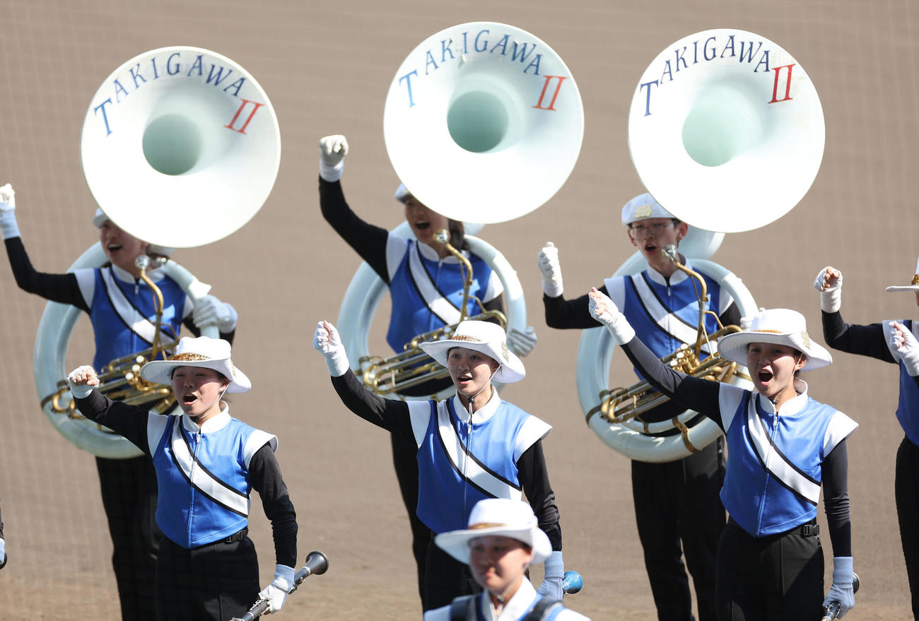 甲子園球場で演奏する滝川二吹奏楽部（撮影・前田充）