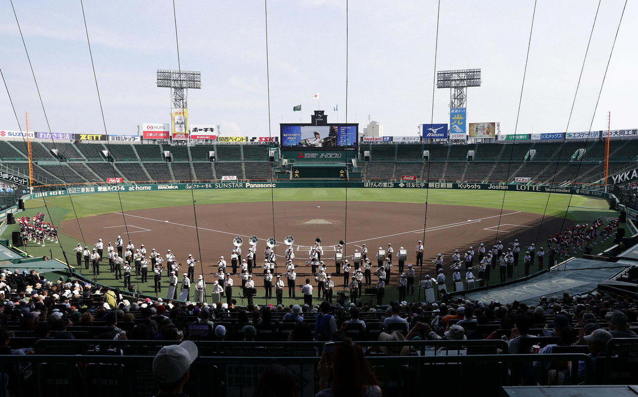 甲子園球場で演奏する龍谷大平安吹奏楽部（撮影・前田充）