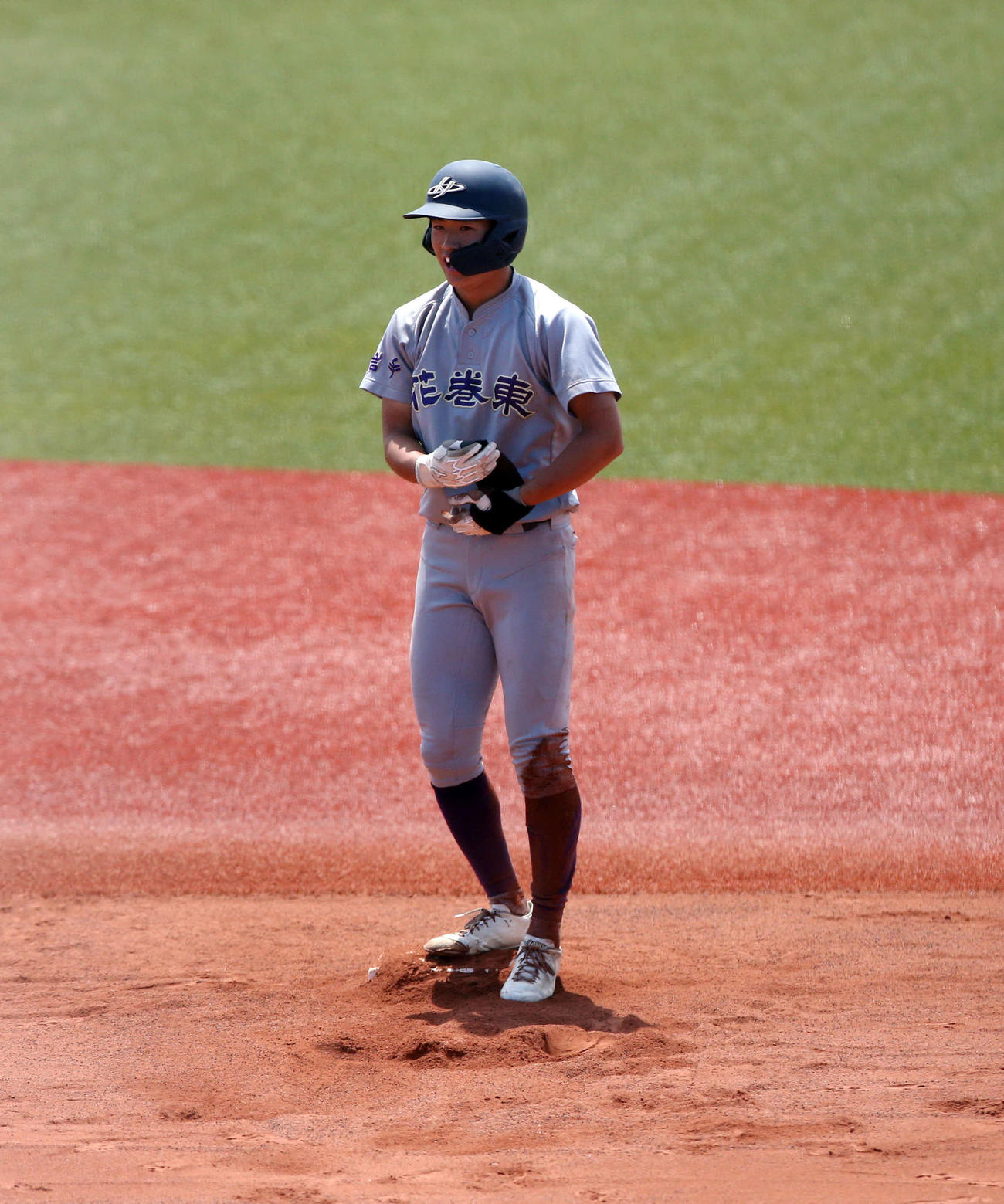 青森山田対花巻東　2回に先制打を放ちベース上で笑顔をみせる花巻東・簗田（撮影・木村有優）