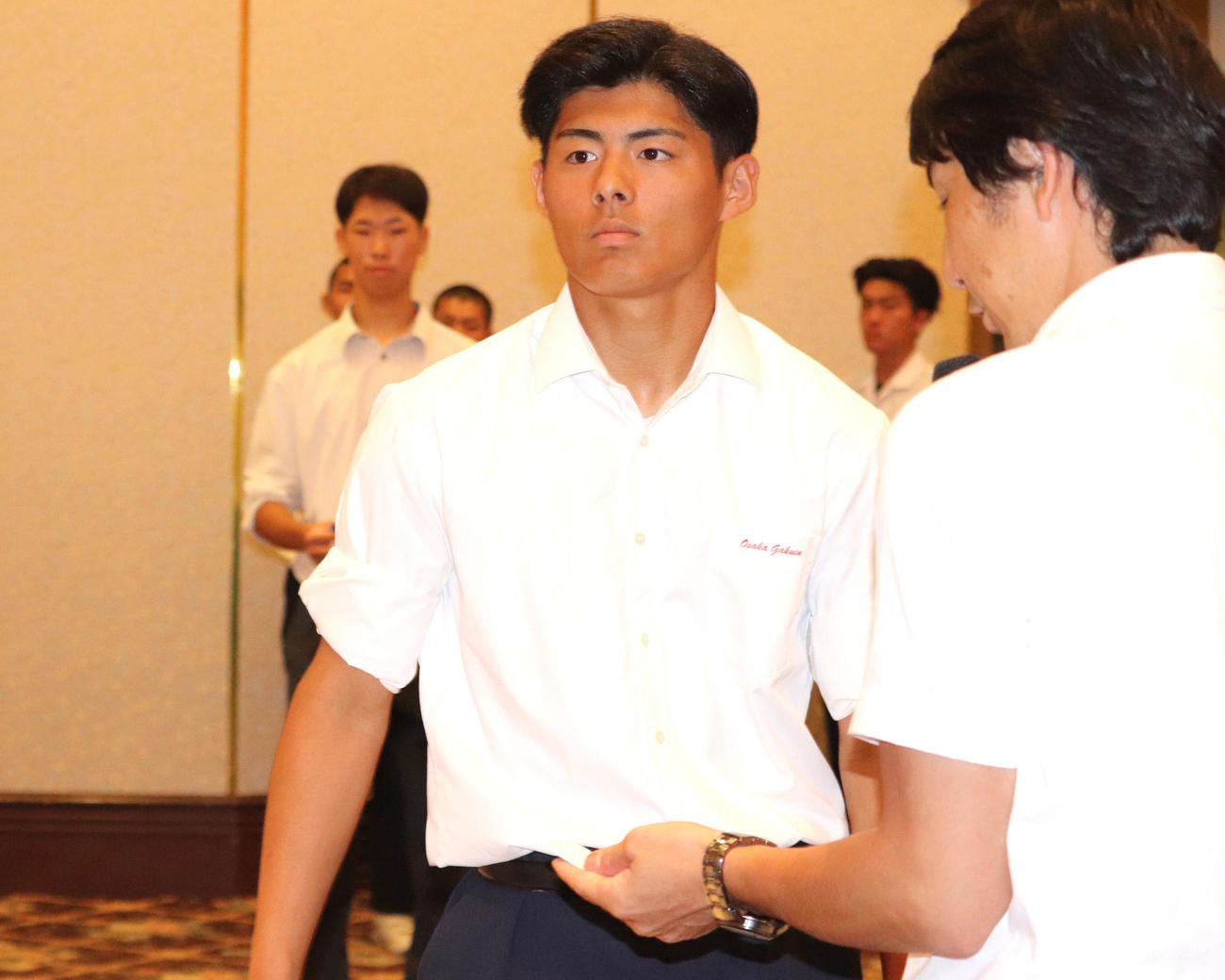 大阪大会抽選会でくじを引いた、大院大・今坂主将