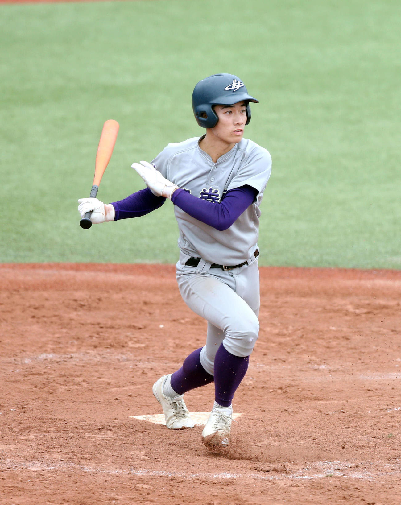弘前学院聖愛対花巻東　延長10回裏タイブレーク1死二、三塁で一塁へ同点打を放つ花巻東・小松（撮影・木村有優）