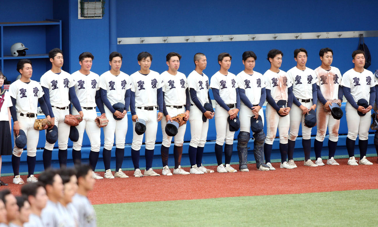 弘前学院聖愛対花巻東　決勝に敗れた弘前学院聖愛ナイン（撮影・木村有優）