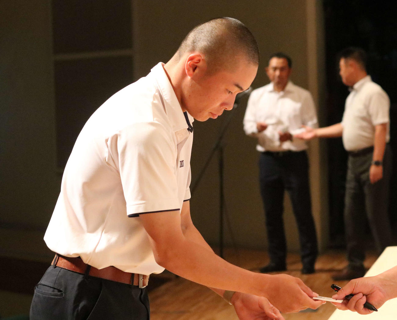 兵庫大会の抽選会でくじを引いた報徳学園の福留希空主将