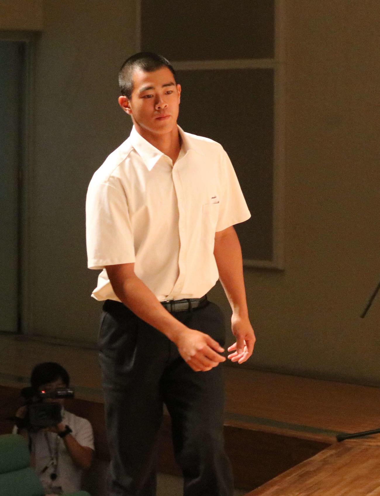 兵庫大会の抽選会に出席した社の尾崎寛介主将