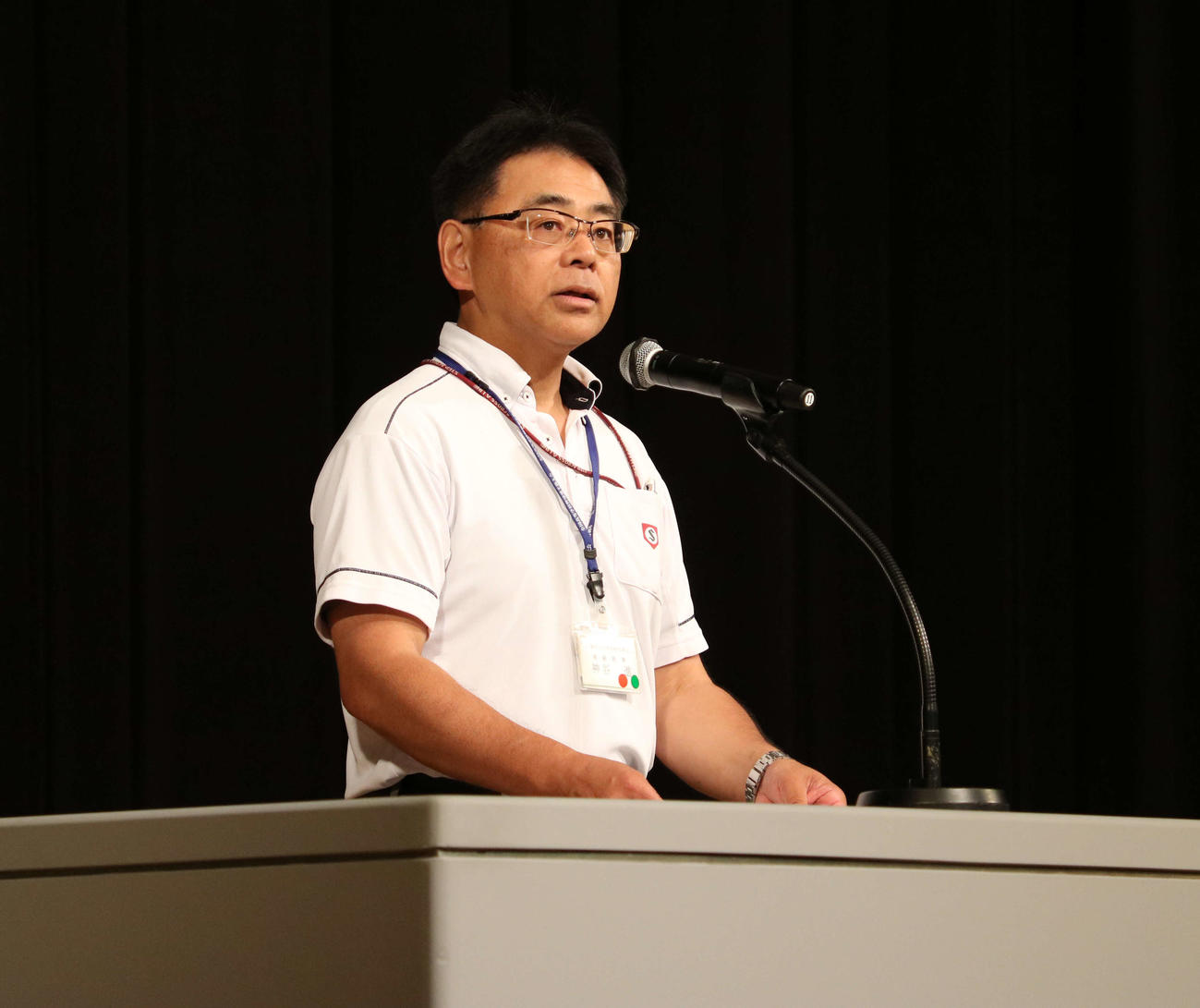 埼玉大会抽選会で選手らに向けて話す埼玉県高校野球連盟の神谷専務理事（撮影・野見山拓樹）