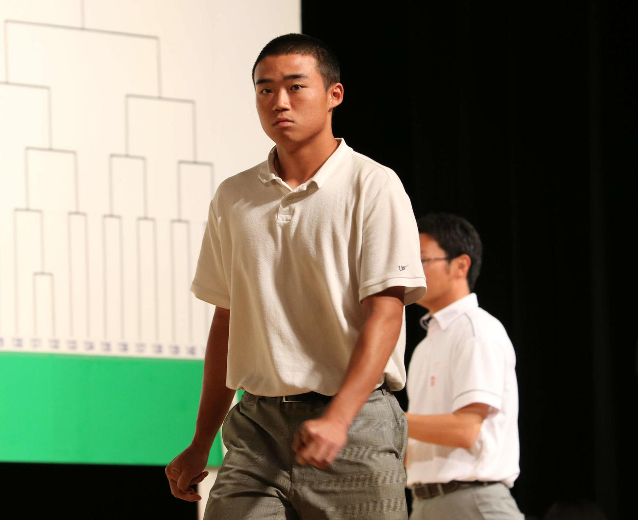 埼玉大会抽選会に出席し、くじを引いた浦和学院・三井主将（撮影・野見山拓樹）