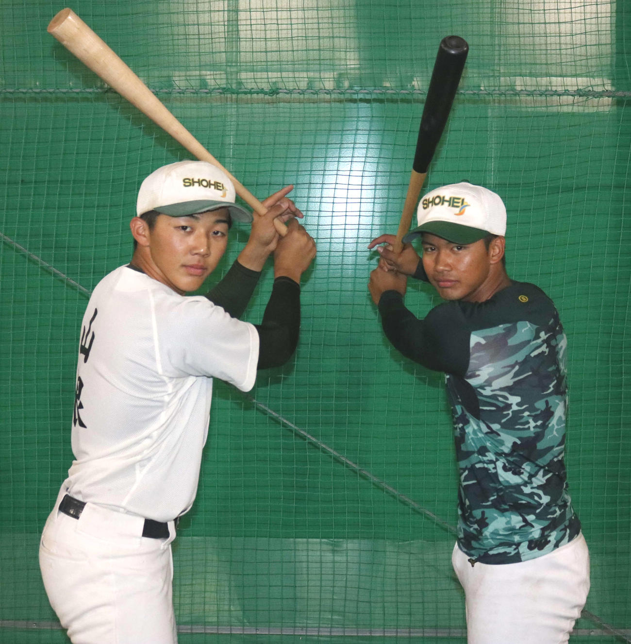 バットを構え写真に納まる昌平・山根（左）と桜井（撮影・野見山拓樹）