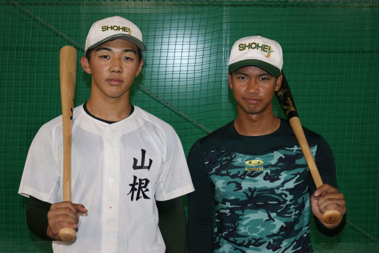 バットを手に写真に納まる昌平・山根（左）と桜井（撮影・野見山拓樹）