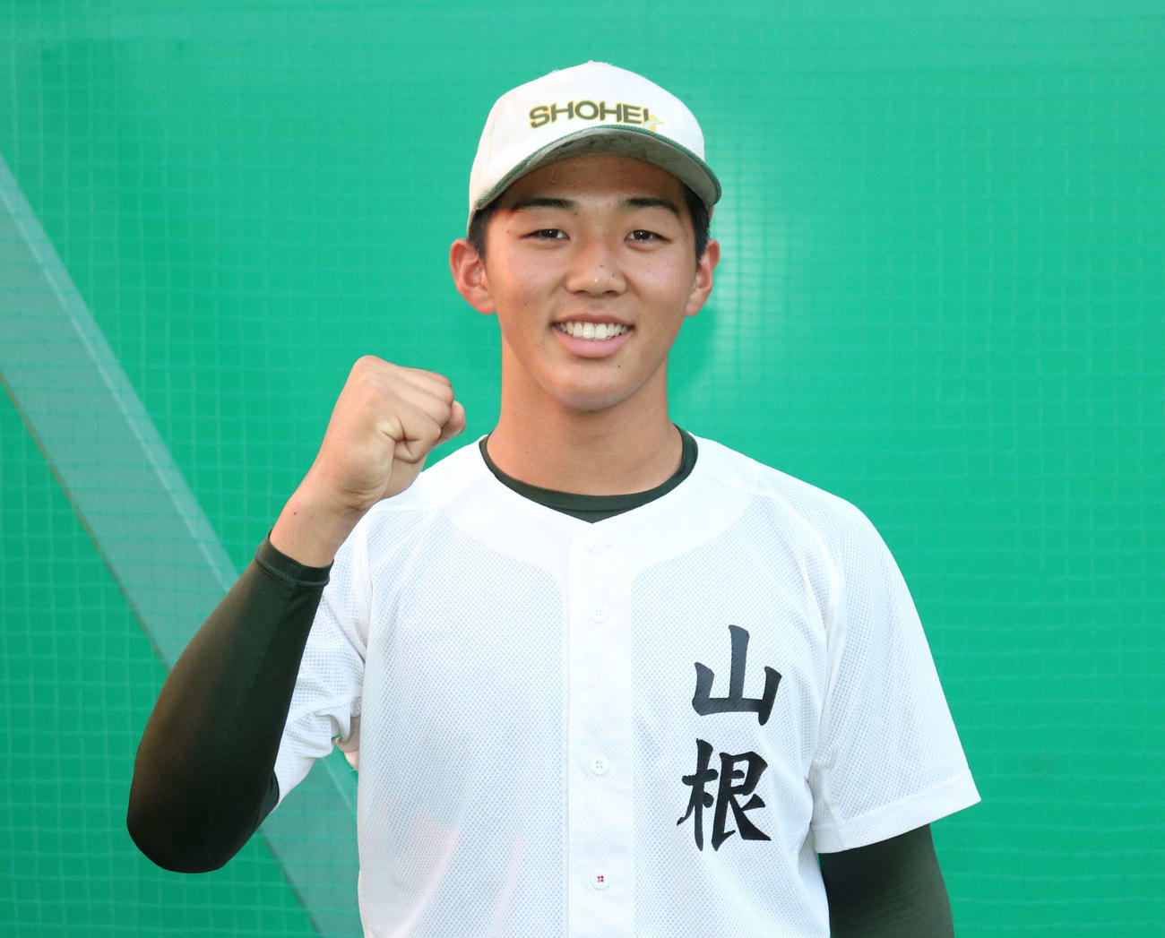 笑顔でガッツポーズする昌平・山根（撮影・野見山拓樹）