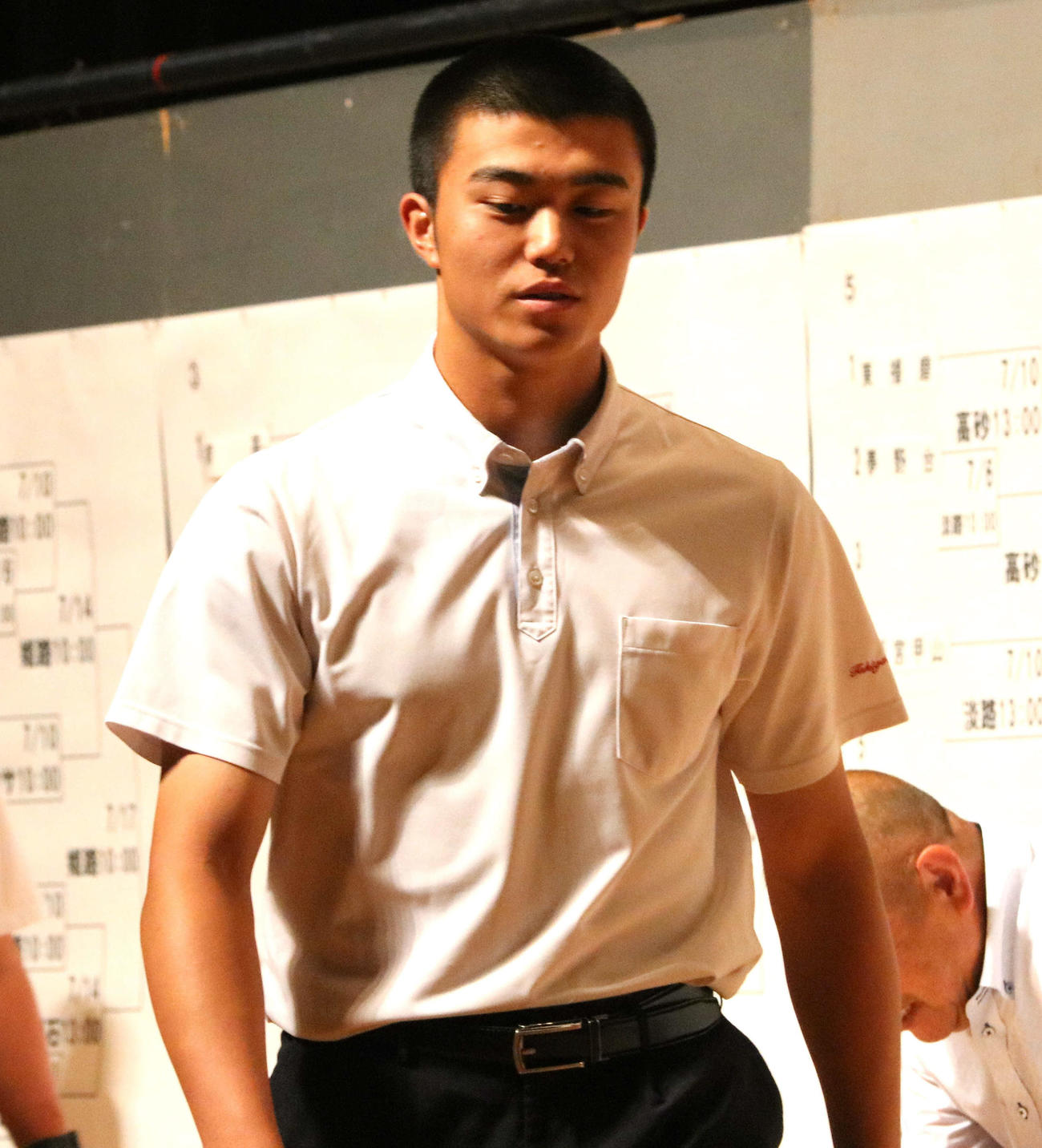 兵庫大会の抽選会に出席した滝川・中村主将