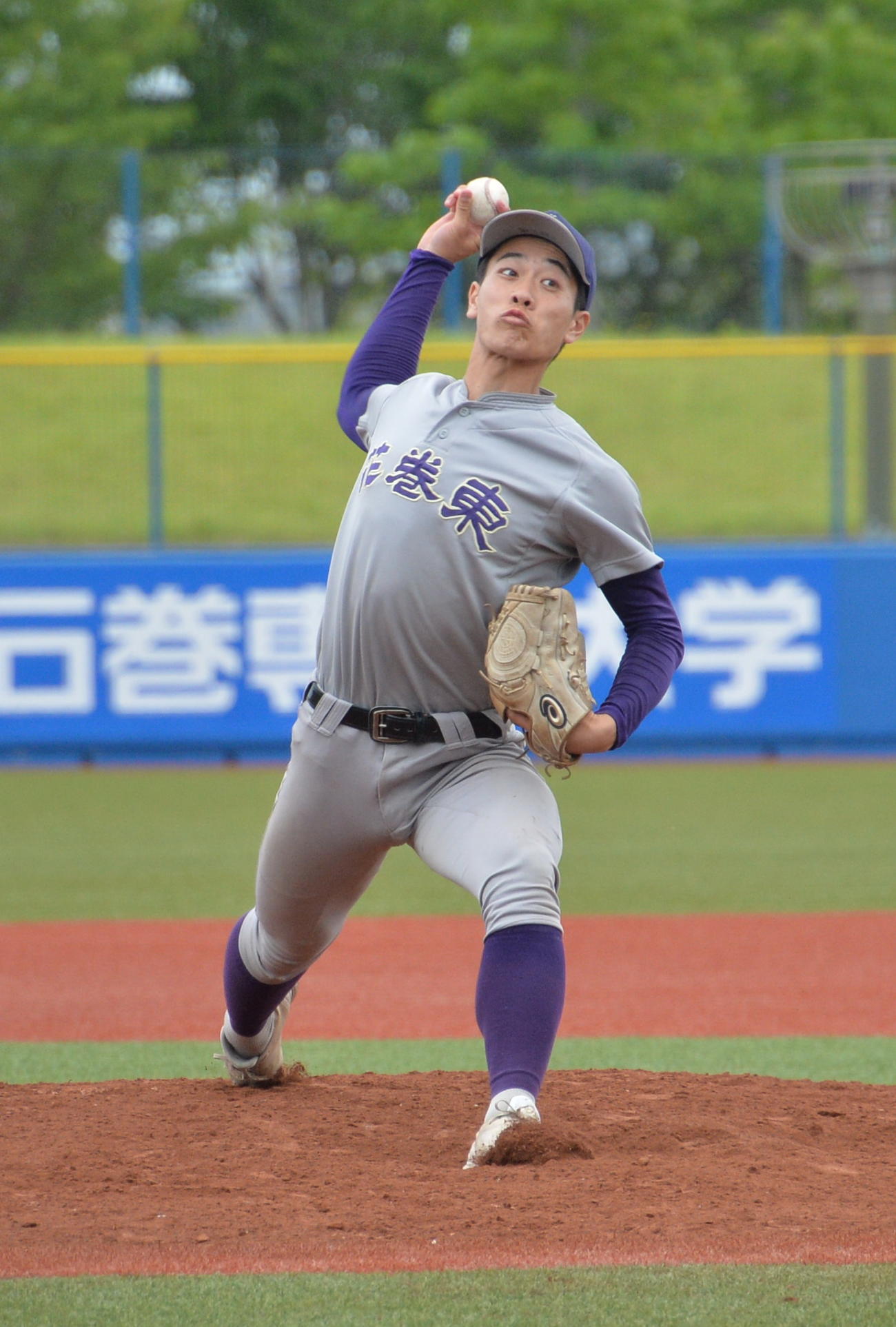 弘前学院聖愛対花巻東　8回途中から3番手で登板し、2回2／3を投げ、2安打1失点（自責0）と好投し、勝利を引き寄せた花巻東・小松（撮影・濱本神威）