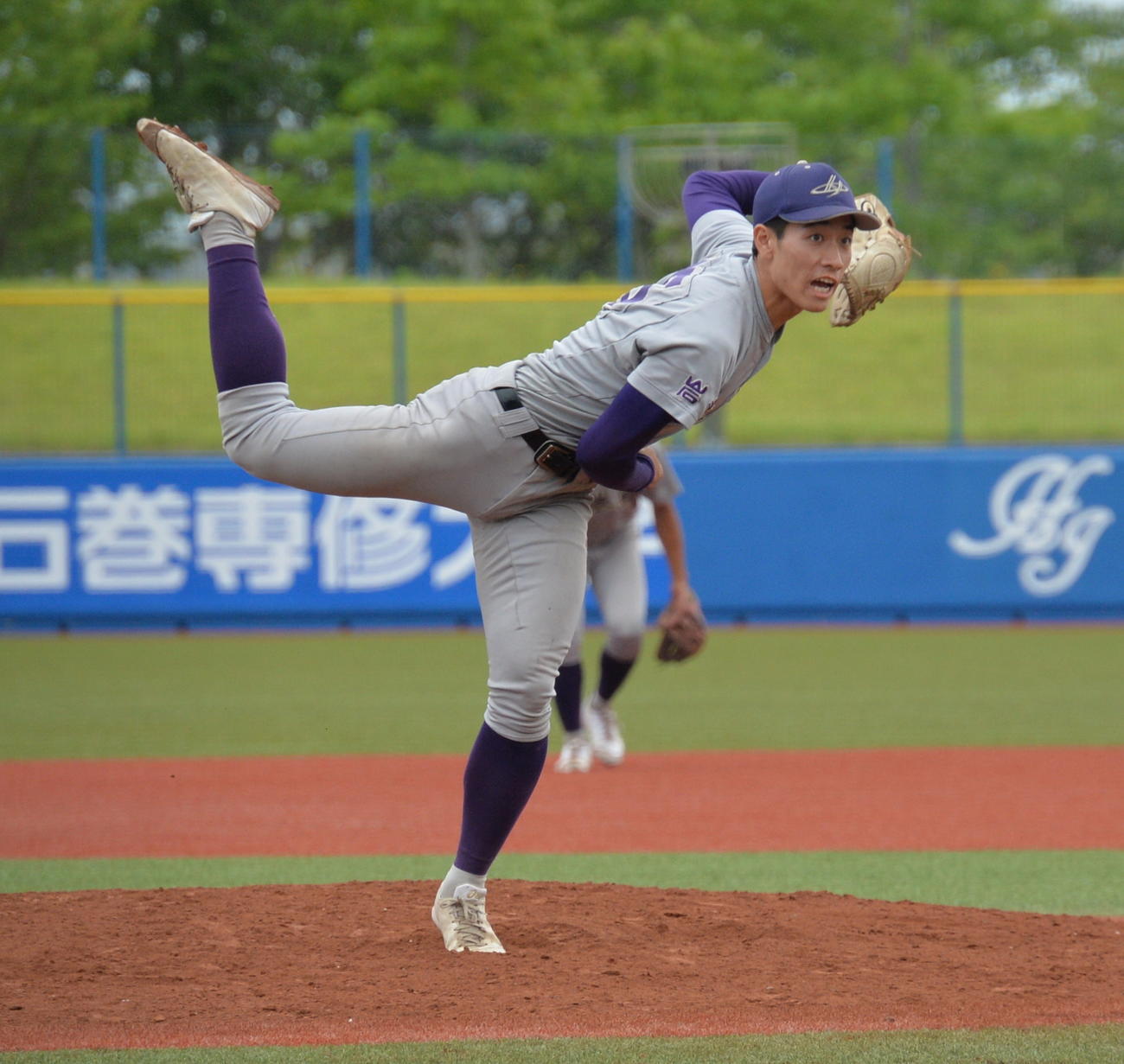 弘前学院聖愛対花巻東　8回途中から3番手で登板し、2回2／3を投げ、2安打1失点（自責0）と好投し、勝利を引き寄せた花巻東・小松（撮影・濱本神威）