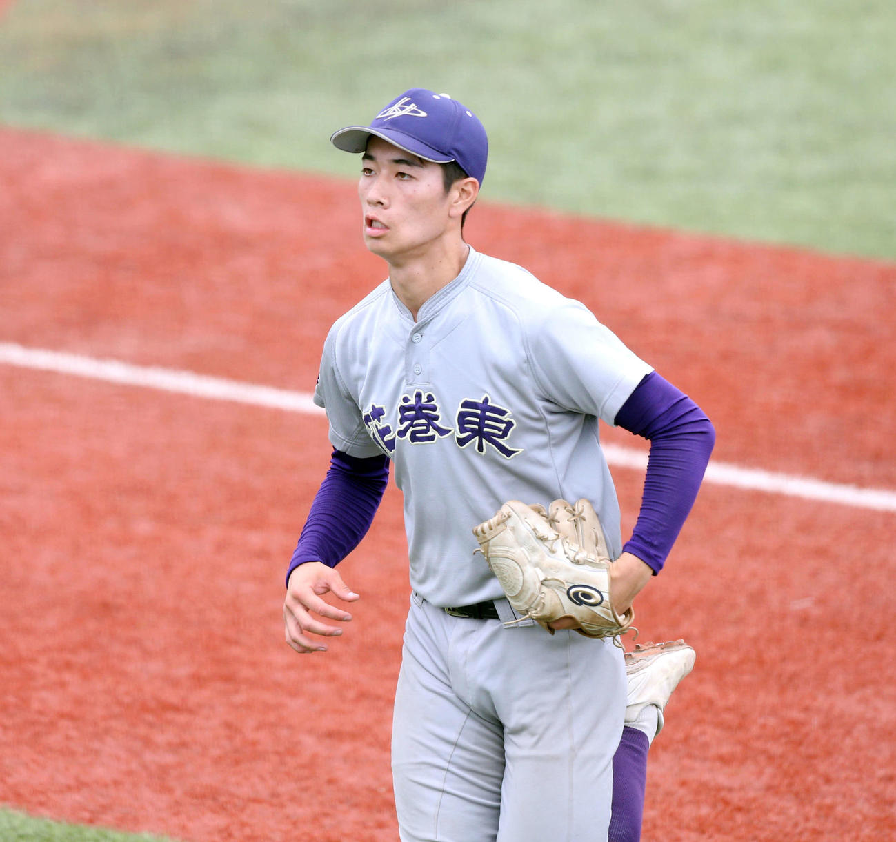 弘前学院聖愛対花巻東　延長10回表タイブレークを1点で抑え、ベンチへと戻る花巻東・小松（撮影・木村有優）