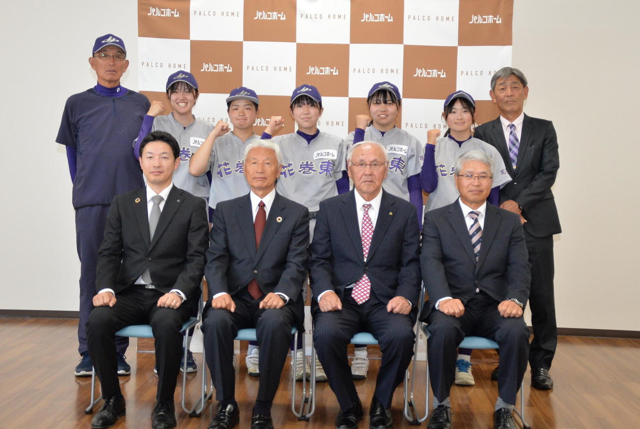 株式会社日盛ハウジングとオフィシャルスポンサー契約を結んだ花巻東女子硬式野球部が記念撮影（撮影・濱本神威）
