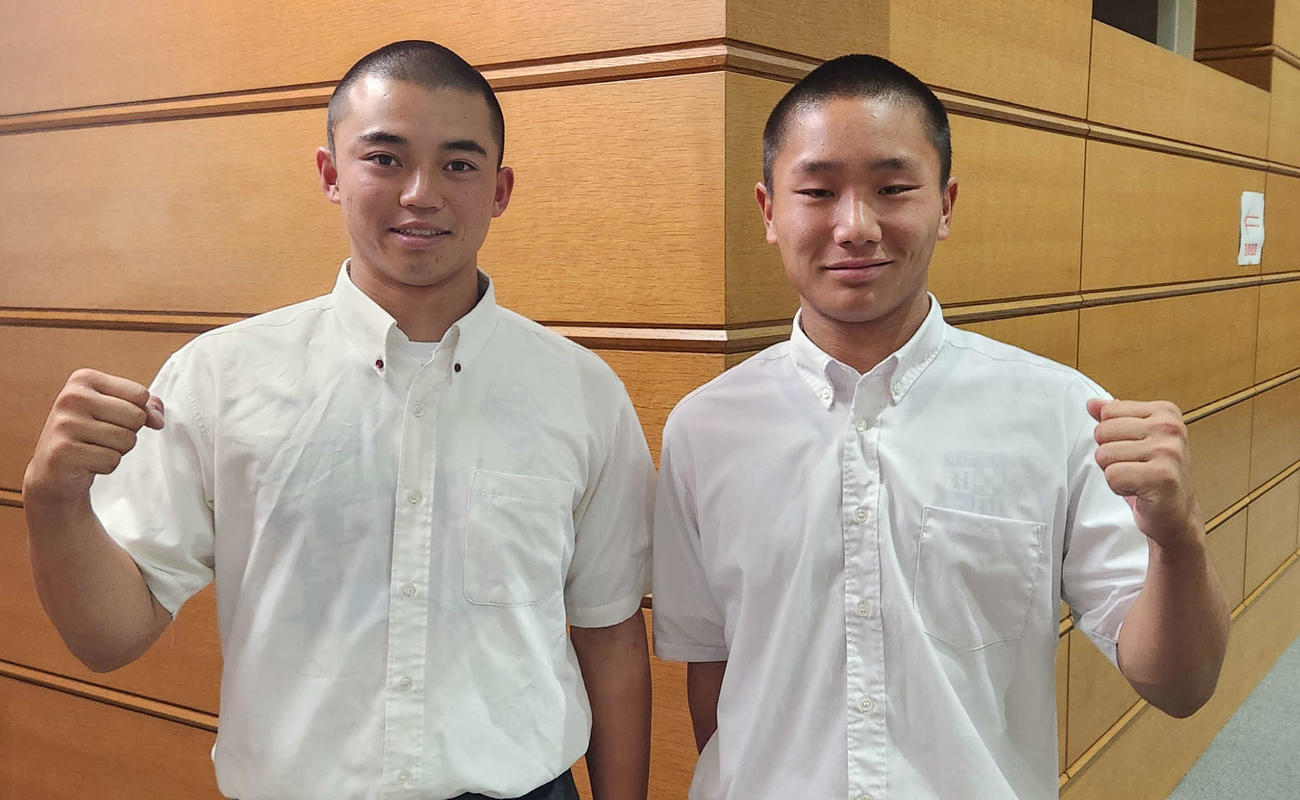 健闘を誓う作新学院・小森（左）と白鴎大足利・篠原（撮影・保坂淑子）