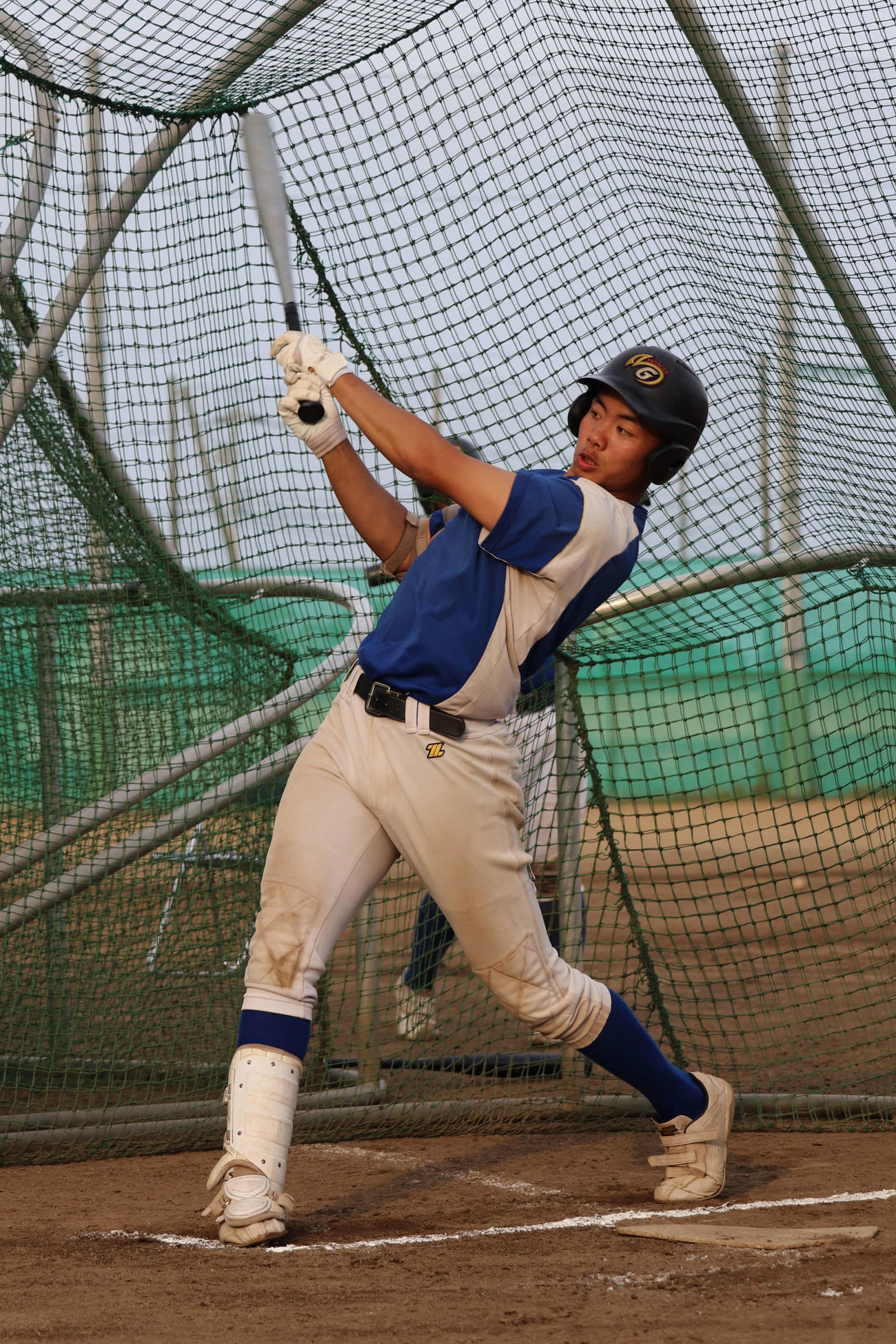 打撃練習で豪快な打球を飛ばす、明秀学園日立の4番・李（撮影・保坂淑子）