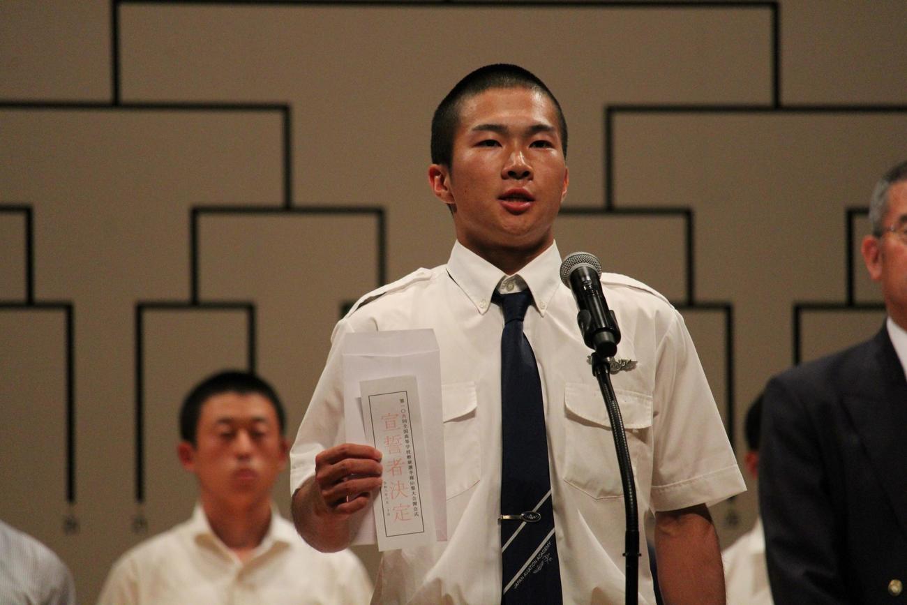 高校野球山梨大会で選手宣誓を務める日本航空・藤森主将（撮影・金子真仁）