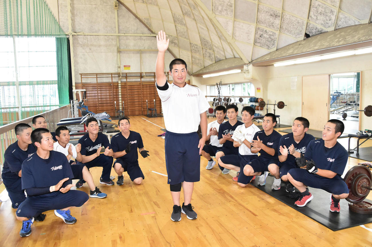 チームメートに祝福され、選手宣誓に臨む長岡工・竹部主将（中央）